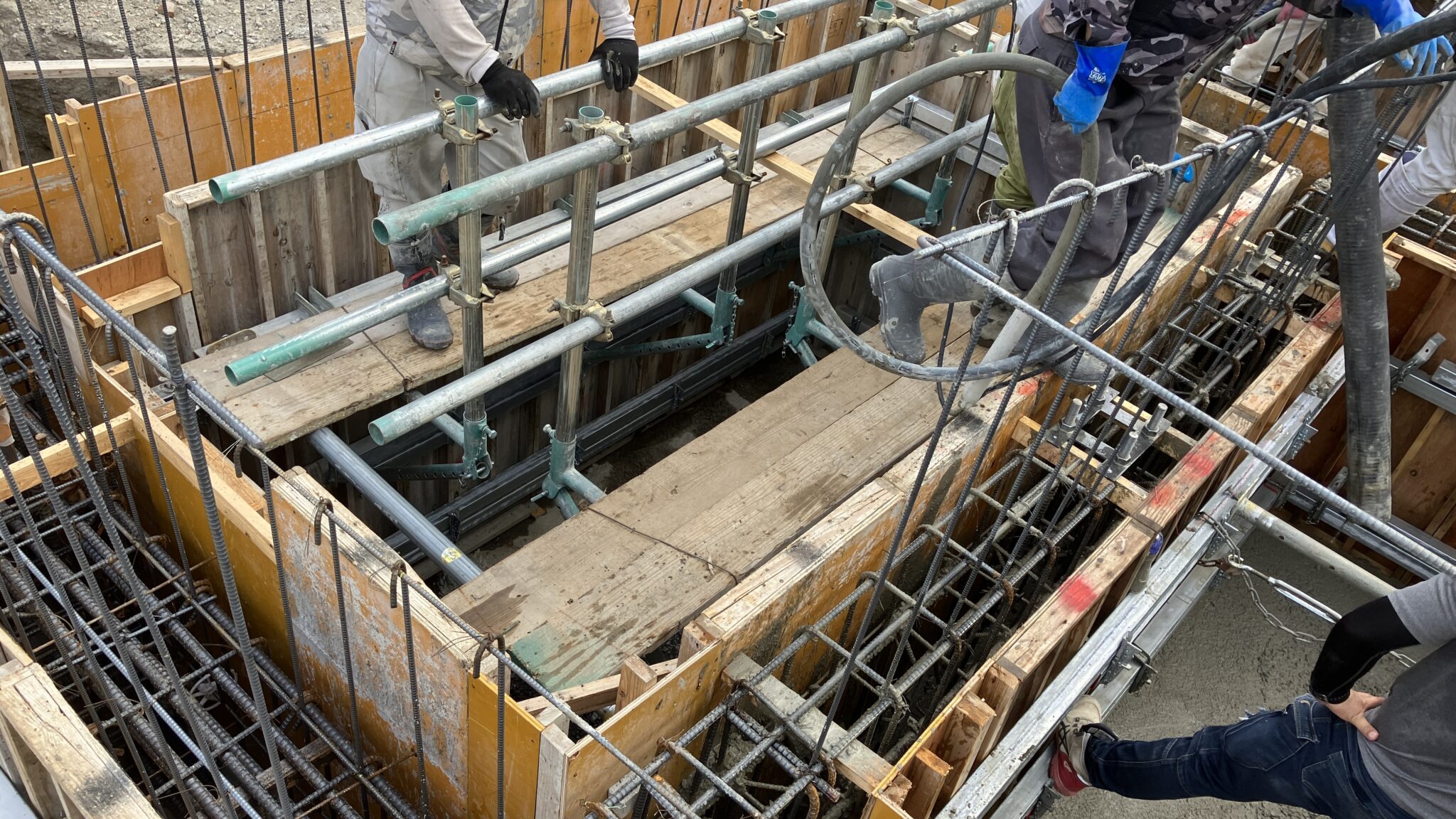 基礎、地中梁コンクリート打設時に行う事でメリットのある事項 » 新規入場者教育・外国人教育|現場効率化の動画制作なら「現場きょういくん」